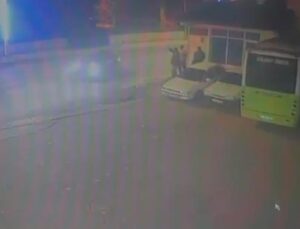 Kocaeli Kartepe’de otomobille çarpışan motosikletin sürücüsü ağır yaralandı