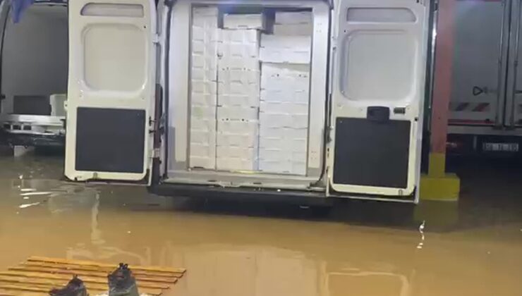 Kocaeli’de etkili sağanak su baskınlarına yol açtı, Plajyolu’nda ulaşım aksadı