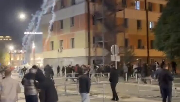 Kosova’da meclis önünde arbede: Milletvekilleri mahsur kaldı