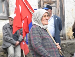 Köy okulu 24 yıl önce kapandı, Cumhuriyet coşkusu bitmedi! 60-70 yaşındaki kadınlar okul önünde şiir okudu