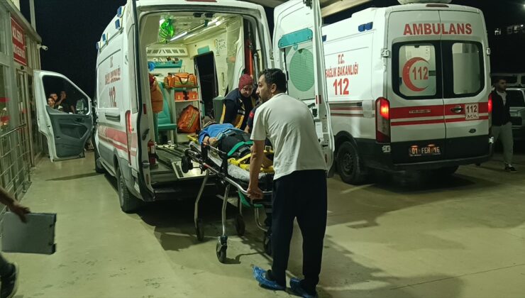 Kozan’da iki otomobil çarpıştı, ağaca çarpan araçtaki 1 kişi yaralandı