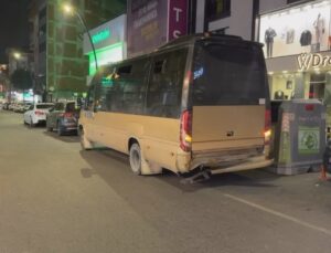 Küçükçekmece’de otomobil, iddiaya göre yolcu minibüsüne çarptı; 2 kişi yaralandı