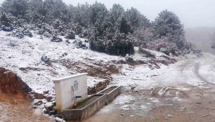 Kütahya Hisarcık’ta Karbasan köyüne mevsimin ilk karı yağdı, çiftçileri sevindirdi