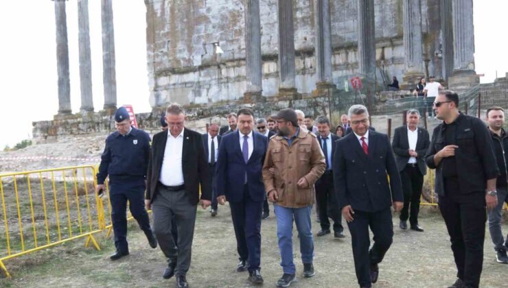 Kütahya Valisi Işın, Aizanoi’deki kazı alanını milletvekilleriyle gezdi