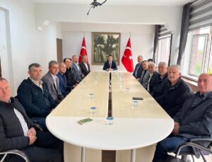 Lalapaşa’da Muhtarlar Günü’nde muhtarlar çelenk sundu, Kaymakam Çolak kabul etti