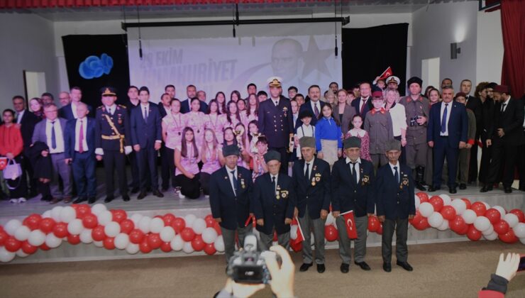 Lapseki’de Cumhuriyet’in 103. yılı hava muhalefeti nedeniyle spor salonunda kutlandı