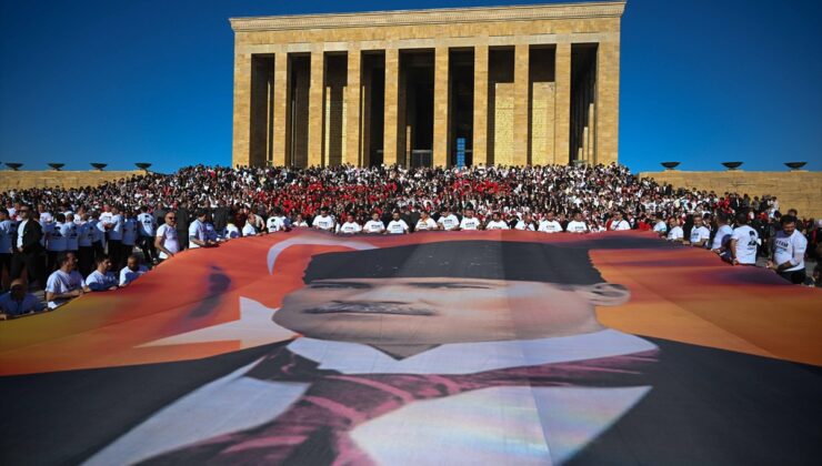 LÖSEV üyeleri ve lösemili çocuklar aileleriyle Anıtkabir’de çelenk bıraktı