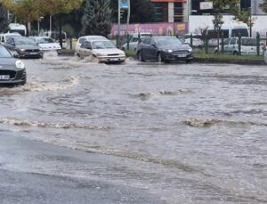 Malatya’da 15 dakikalık sağanakta tıkanan mazgallar trafiği durma noktasına getirdi