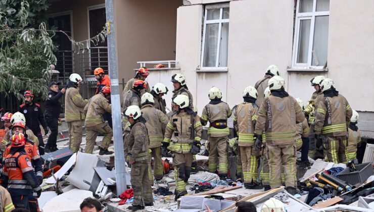 Maltepe’de 7 katlı binanın ilk üç katı çöktü, enkazda arama kurtarma başlatıldı