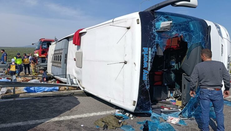 Manisa Akhisar’da tur otobüsü devrildi, çok sayıda ölü ve yaralı olduğu bildirildi.