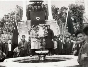 Manisa Demirci’de 1928’deki Cumhuriyet fotoğrafı 98 yıl sonra yeniden canlandırıldı
