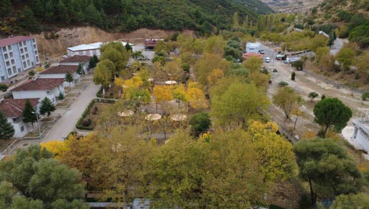 Manisa Demirci’de meşe ve kavak ağaçlarındaki sonbahar renkleri dronla görüntülendi