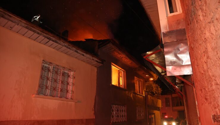 Manisa Kula’da evde çıkan yangın söndürüldü, fenalaşan Balcı hastaneye kaldırıldı