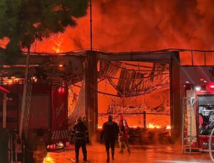 Manisa OSB’de akü fabrikasında büyük yangın