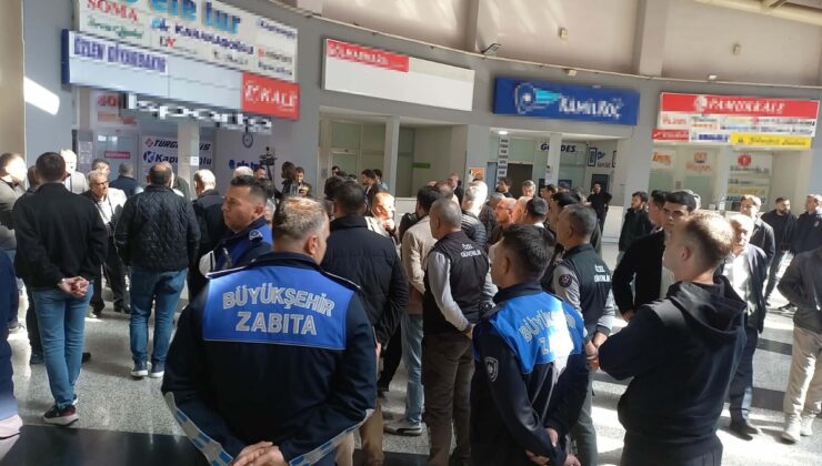 Manisa Otogarı’nda firmalar ana kapıyı 4 saat kapatarak tahliyeye tepki gösterdi
