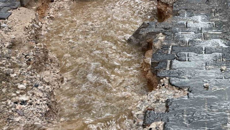 Mardin Mazıdağı’nda şiddetli yağış yollarda hasara yol açtı, araçlar mahsur kaldı