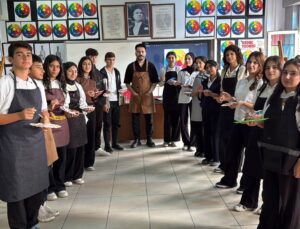Mardin’in Midyat ilçesinde 20 öğrenci sanat atölyesinde ressam olmayı hedefliyor