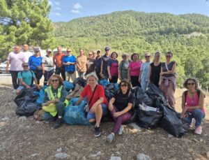Marmaris’te ormanlık alana atılan ev eşyaları 17 gönüllü tarafından temizlendi