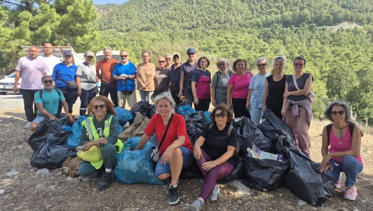 Marmaris’te ormanlık alana atılan ev eşyaları 17 gönüllü tarafından temizlendi