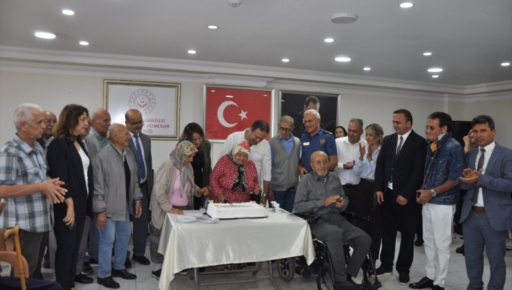Mersin Silifke’de huzurevi sakinleri Dünya Yaşlılar Günü’nde bir araya geldi