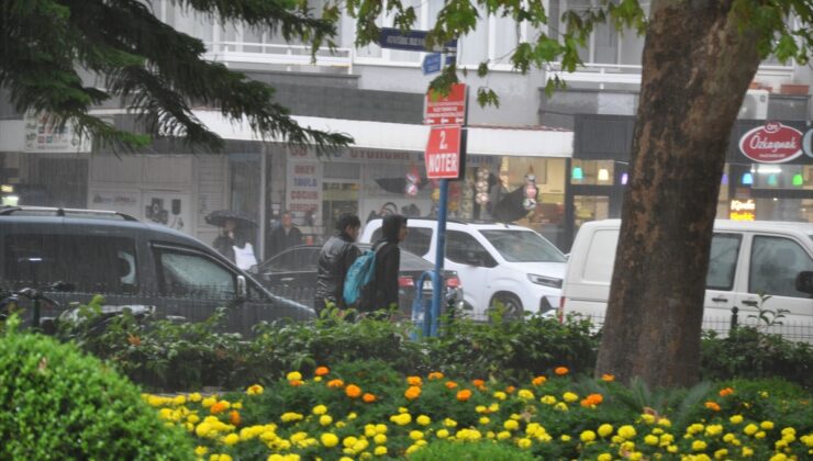 Mersin Silifke’de sağanak ve dolu nedeniyle Akdere’de ev ve iş yerlerini su bastı