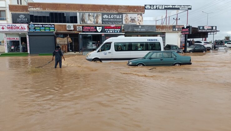 Mersin Silifke’de sağanakta ev ve iş yerlerini su bastı, müze de etkilendi