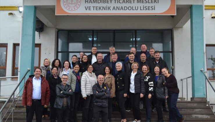 Mezunlar yaklaşık 27 yıl sonra Biga Hamdibey Ticaret Meslek Lisesi’nde buluştu