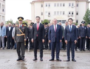 Midyat Kaymakamlığı bahçesindeki 29 Ekim törenine protokol ve öğrenciler katıldı