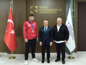 Muay Thai Dünya Şampiyonası’nda ikinci olan Polat, TOGÜ Rektörü Yılmaz’ı ziyaret etti
