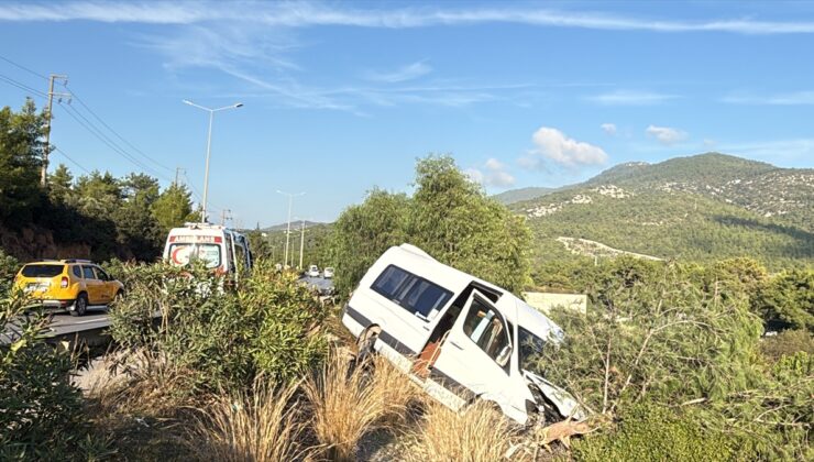 Muğla Bodrum’da makas atan otomobil minibüsle çarpıştı, 2 kişi yaralandı