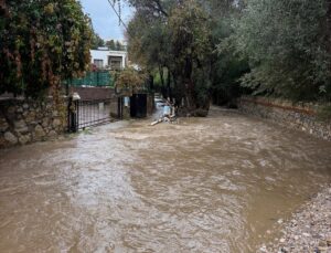 Muğla Bodrum’da sağanakta mahsur kalan hamile kadın kurtarılıp hastaneye kaldırıldı