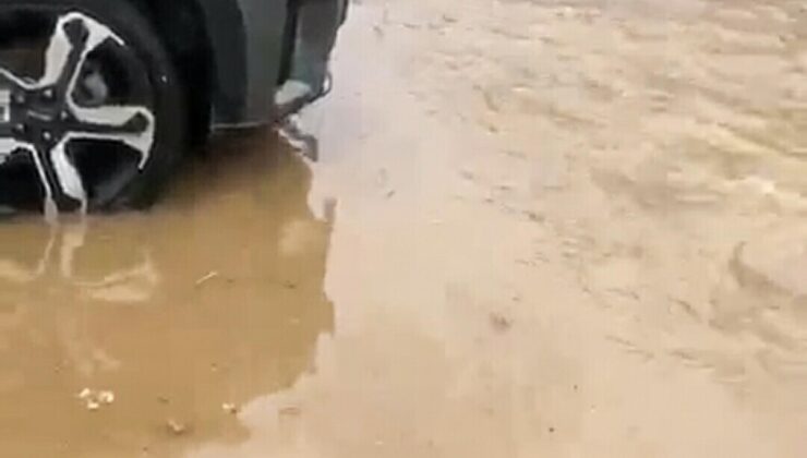 Muğla Datça’da dünden beri süren sağanak İskele Mahallesi’nde yolları su altında bıraktı