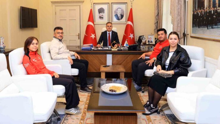 Muğla Valisi Akbıyık, 2027 kadrosuna seçilen milli okçuları altınla ödüllendirdi