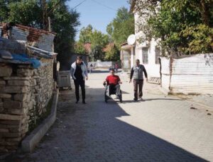 Muş Kırköy’de 20 yaşındaki gence polis desteğiyle akülü sandalye verildi