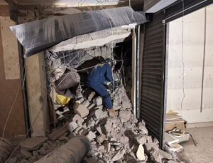 Nairobi’de çöken binanın enkazında Mavi Gök Kurtarma Ekibi iki yaşam sinyali aldı