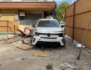 Niğde’de fren yerine gaza basan sürücünün aracı, kişiye çarpıp inşaat alanına girdi