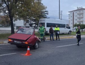 Niğde’de minibüsle çarpışan otomobil ikiye bölüldü, sürücü ağır yaralandı