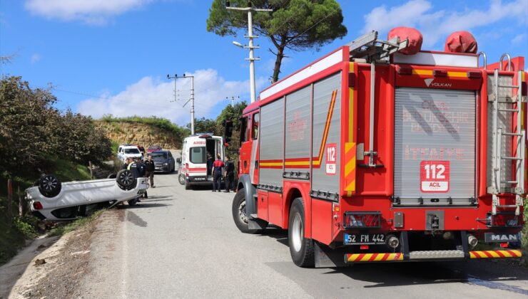 Ordu Ünye’de devrilen otomobilin 73 yaşındaki sürücüsü yaralandı.