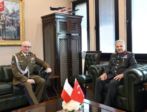 Orgeneral Tokel, Polonya Kara Kuvvetleri Müfettişi Fajkowski ile komutanlıkta görüştü