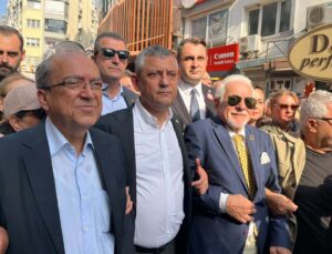 Özgür Özel, İzmir’de basın emekçileri için yürüyüşte iki sıra arkadan yürüdü