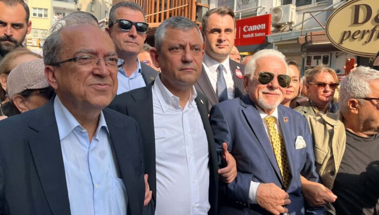 Özgür Özel, İzmir’de basın emekçileri için yürüyüşte iki sıra arkadan yürüdü