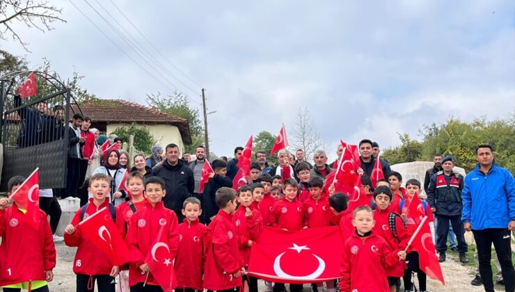 Pazaryeri’nde Cumhuriyet için Bulduk-Kınık arasında 3 kilometrelik yürüyüş yapıldı