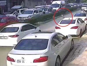 Polatlı’da çocuk yola çıkınca duran araçlardan birine arkadan gelen otomobil çarptı