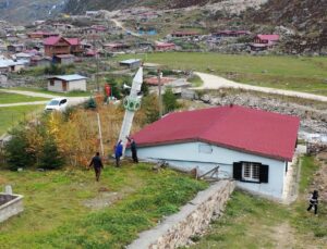 Rize İkizdere’de 7 metrelik minare, kış öncesi makaralı düzenekle yere yatırıldı