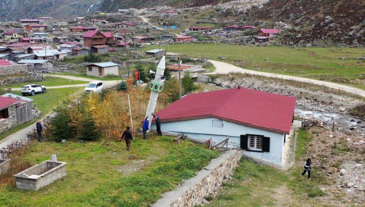 Rize İkizdere’de 7 metrelik minare, kış öncesi makaralı düzenekle yere yatırıldı