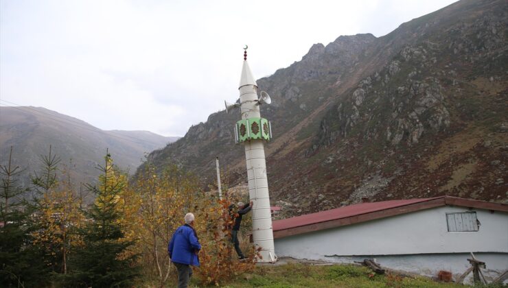 Rize İkizdere’de 7 metrelik varil minare kar ve çığ zararını önlemek için yatırılıyor