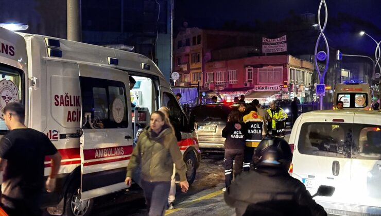 Sakarya Adapazarı’nda 3 araçlı zincirleme kazada 4 kişi yaralandı