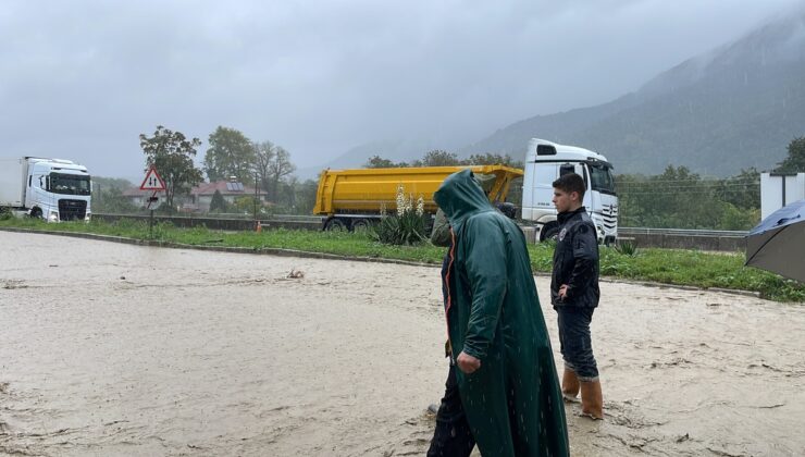 Sakarya Geyve’de sağanak, D-650 kara yolunda ulaşımı aksattı