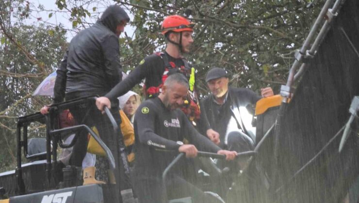 Sakarya Karapürçek’te taşan Kanlıçay Deresi nedeniyle mahsur kalan 48 kişi kurtarıldı