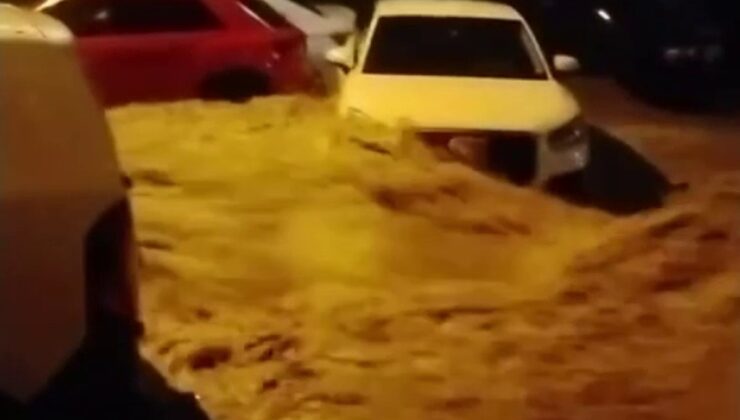 Sakarya Karasu’da şiddetli sağanak sonrası sel park halindeki araçları sürükledi
